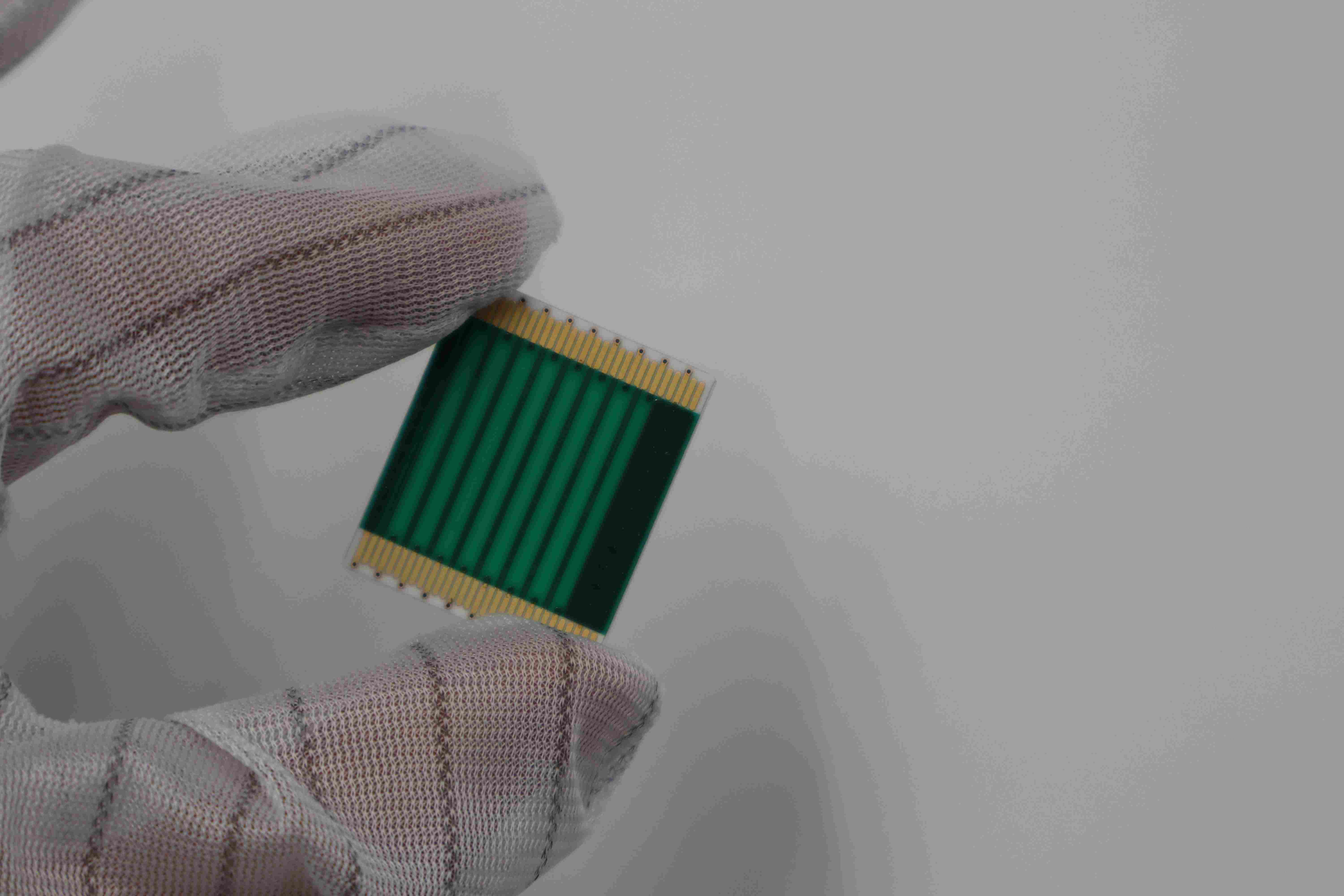 小尺寸陶瓷PCB精细线路实物图
