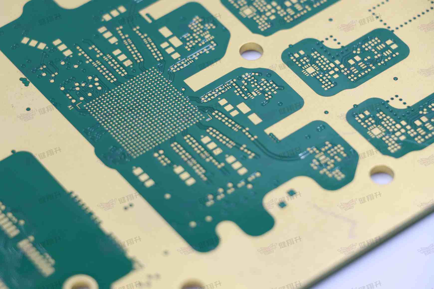 混压PCB层间结构与BGA焊盘实物图