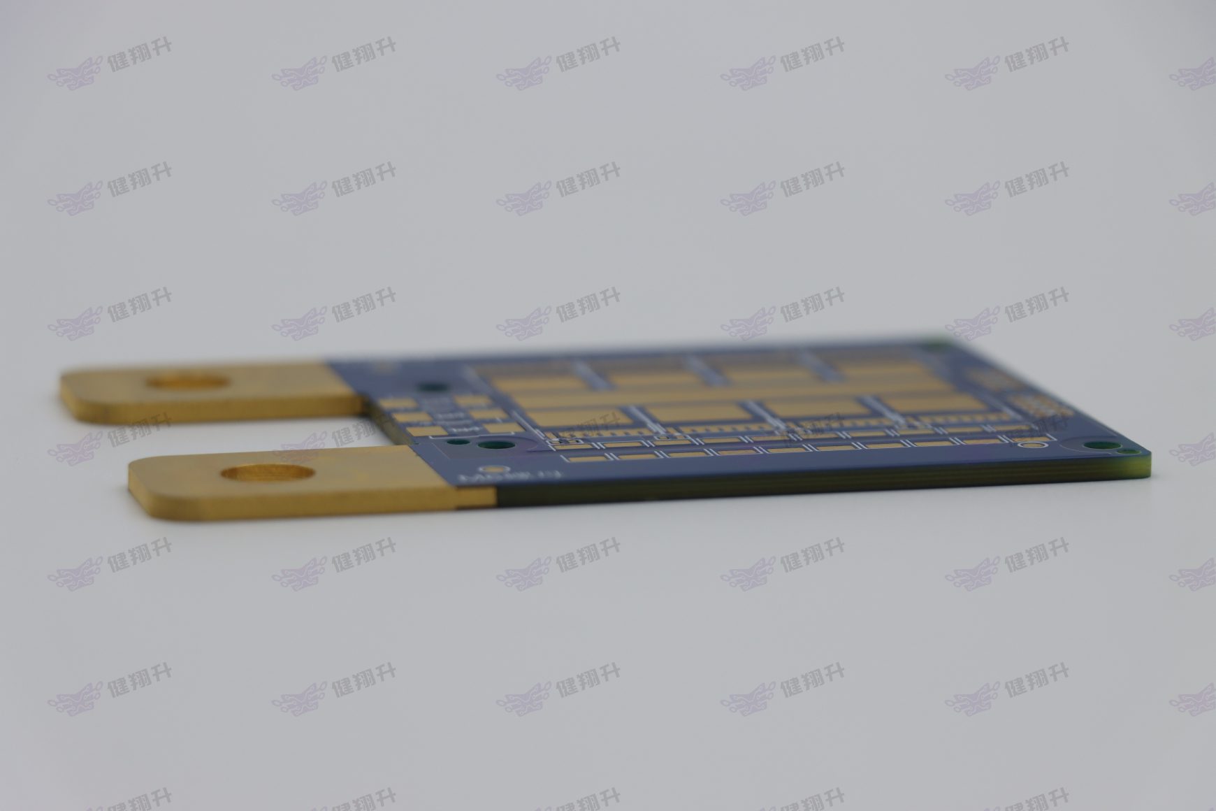 厚铜板侧视图实物图：同一POWER-Q200A_V0.9厚铜板的侧面拍摄，展示厚铜排贯穿至板边的金属端子结构——2个M6大螺孔+厚铜排侧视图，体现厚铜板3D结构与金属端子设计